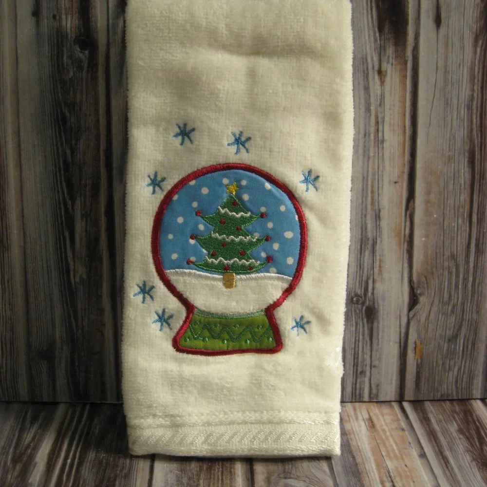 TWO PC. GUEST FINGERTIP TOWL SET - SANTA & CHRISTMAS TREE - NWOT